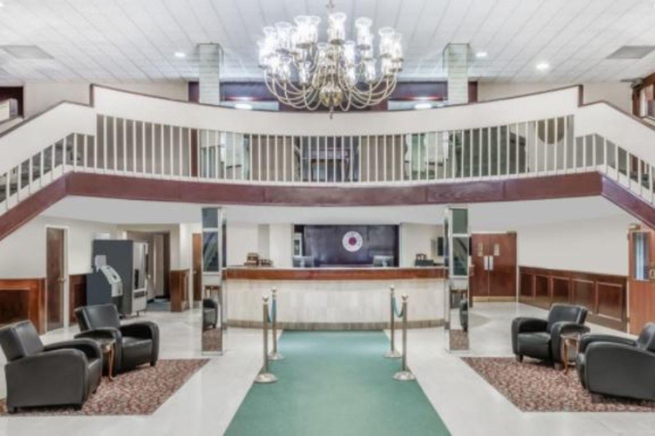 Hotel Ramada By Wyndham Londra Esterno foto