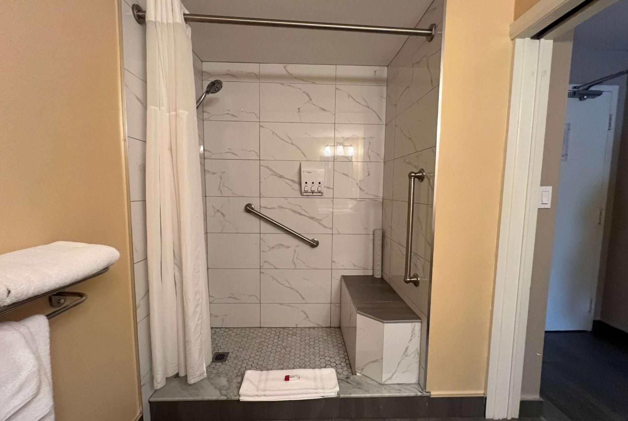 Hotel Ramada By Wyndham Londra Esterno foto