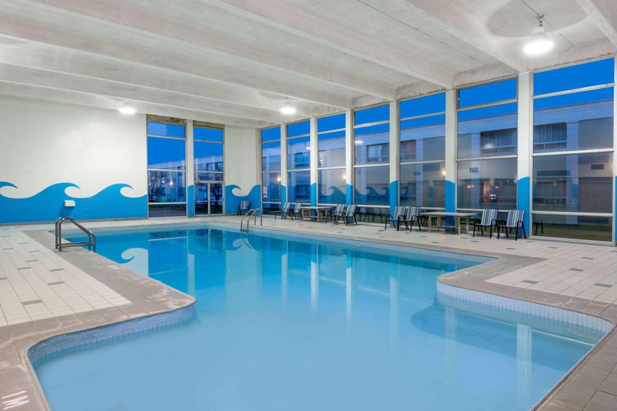 Hotel Ramada By Wyndham Londra Esterno foto