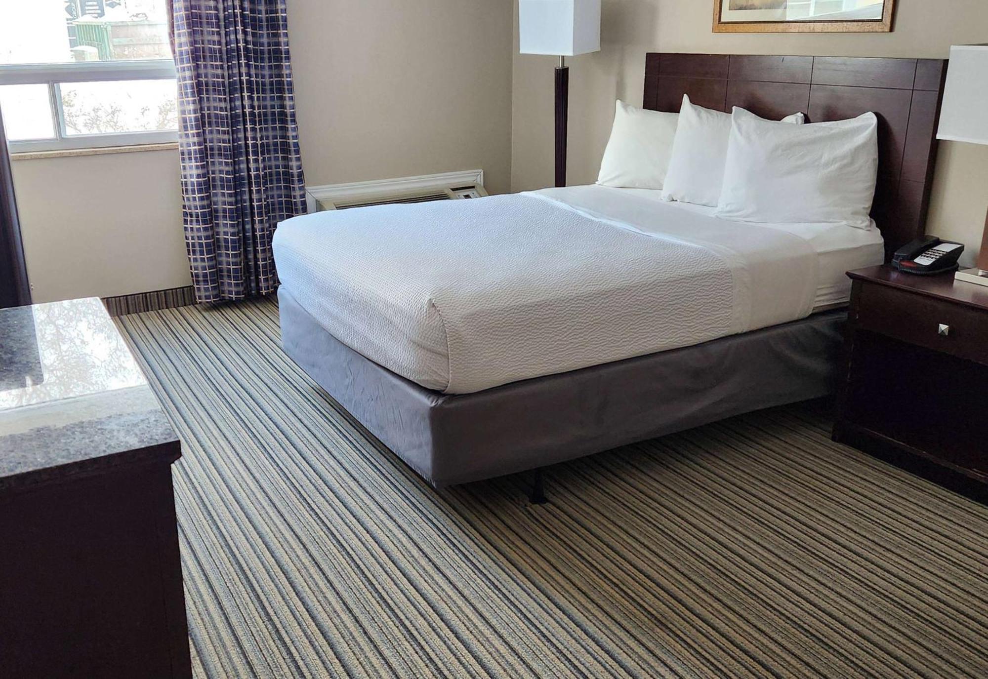 Hotel Ramada By Wyndham Londra Esterno foto